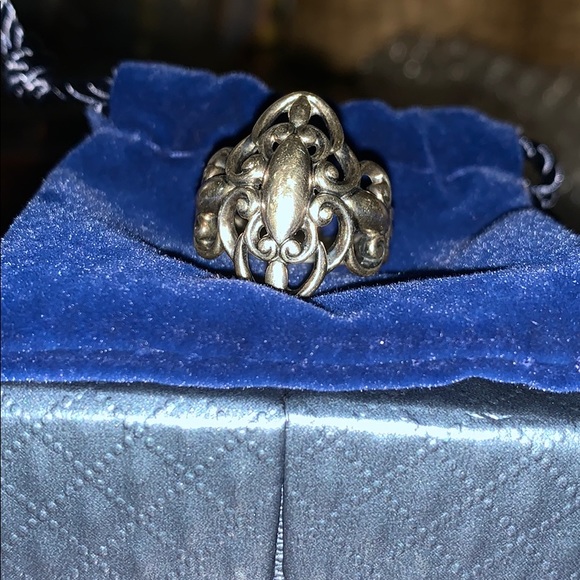 Beautiful Sterling Silver Ring - Picture 1 of 9